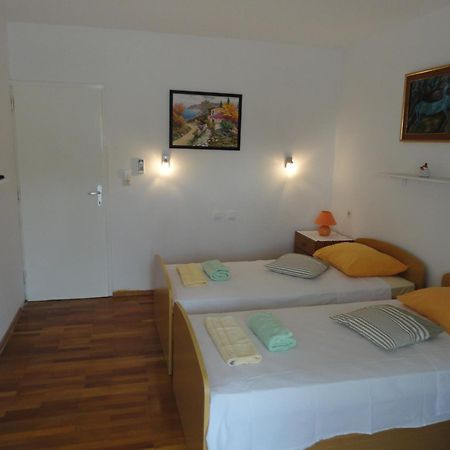 Guesthouse Iva ฮวาร์ ภายนอก รูปภาพ